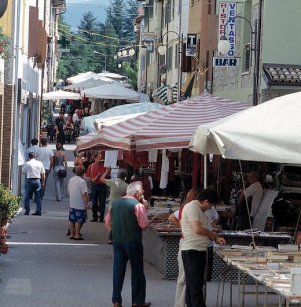 Tuesdays&#8217; Town Market in downtown Vicenza